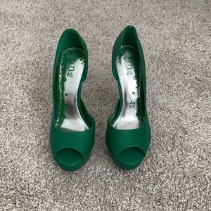 7.5 Green heels 5 inches